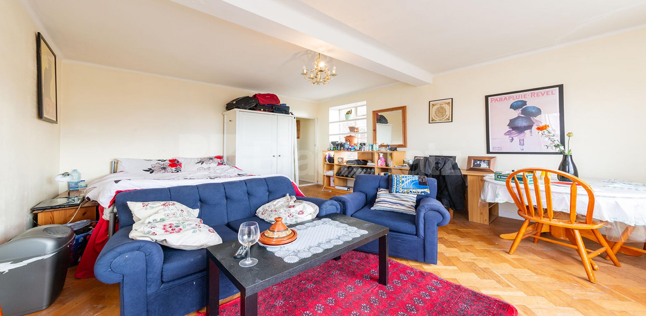 			HEATING and HOT WATER INCLUDED, 2 Bedroom, 1 bath, 1 reception Apartment			 Shepherds Bush Road, SHEPHERDS BUSH